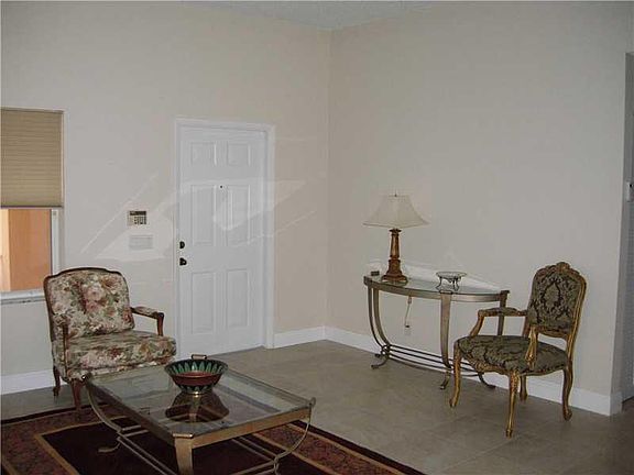 4th image of 804 Tanglewood Cir
