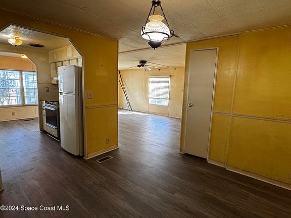 3rd image of 905 Pecan Cir