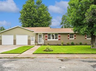 412 Washington St, Hills, IA 52235