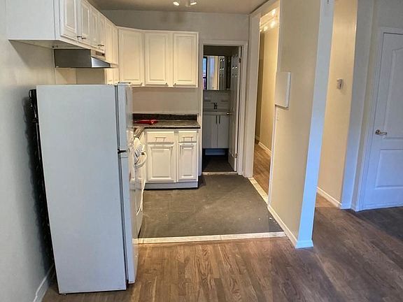 3rd image of 212 Clifton Pl #1