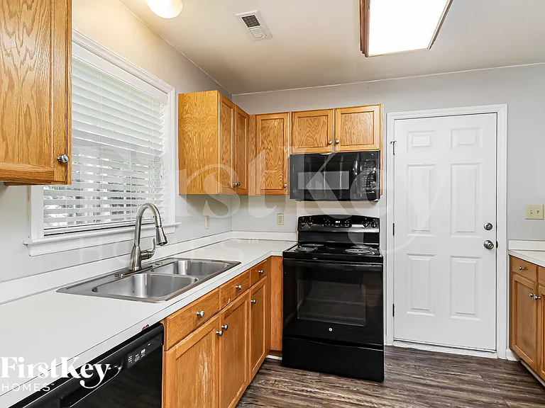 8102 Kingston Dr — Photo 10