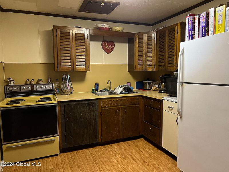 2nd image of 27 1/2 Saunders Street