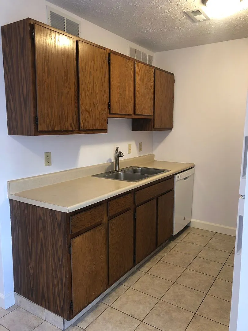 Updated 3 Bedroom Duplex Townhome on Quiet Tree-Lined Street — Photo 3