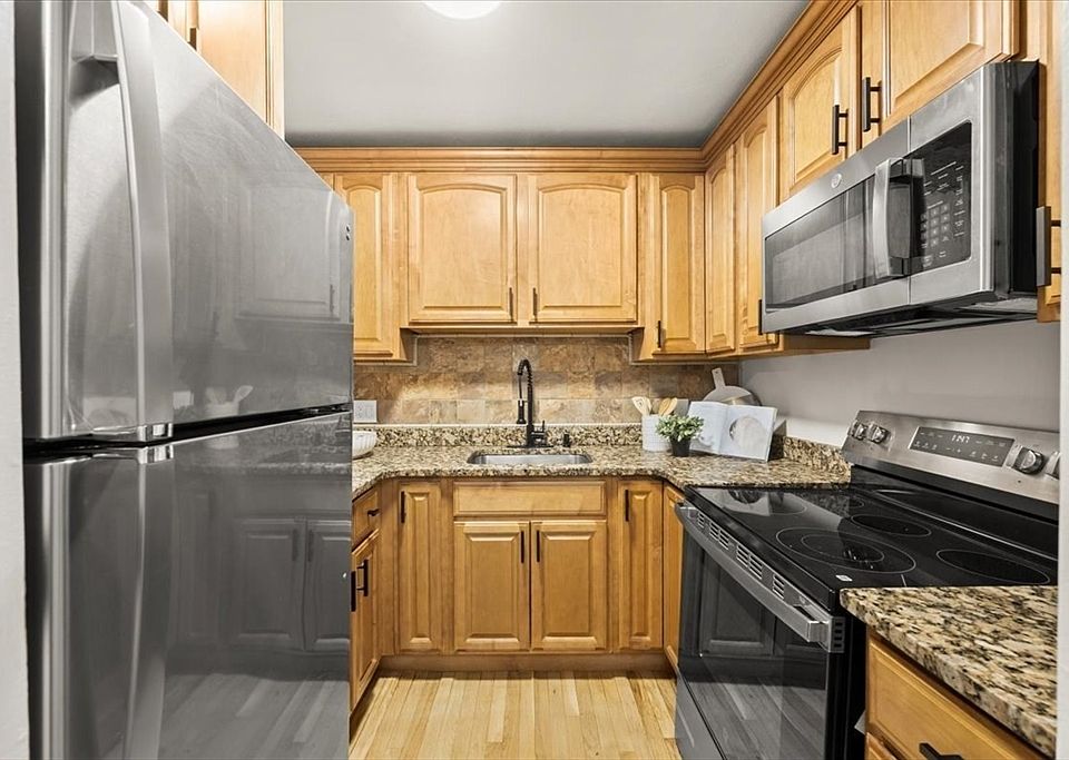 1st image of 115 Grove St APT 1