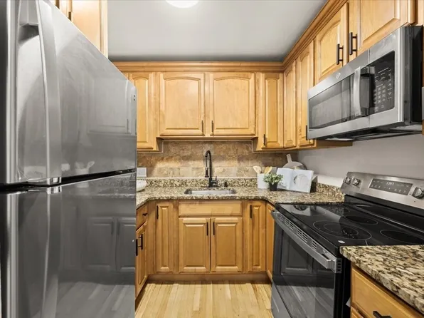 115 Grove St APT 1, West Roxbury, MA 02132