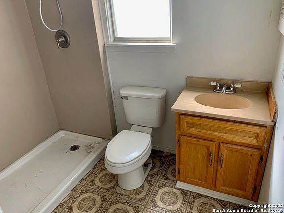 5th image of 3219 Shady Springs Dr