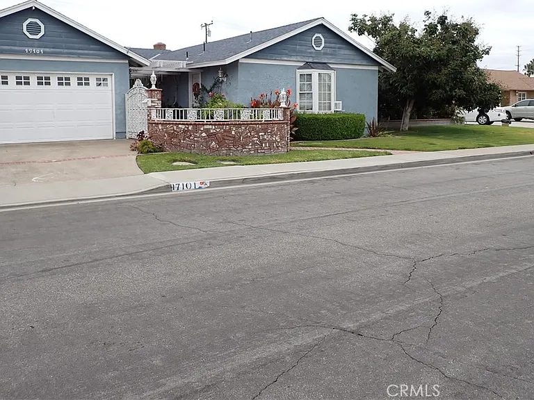 17101 Hague Ln — Photo 2