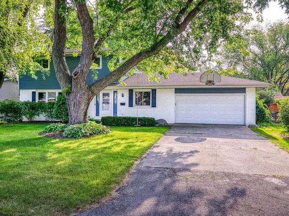 1036 Eden Dr, Neenah, WI 54956