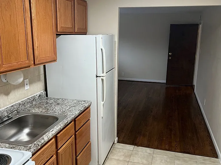 Spacious Apartments in Delhi Twp — Photo 4