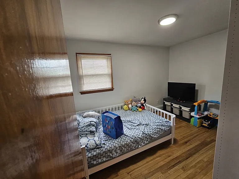 6 Cottage Pl #2 — Photo 1