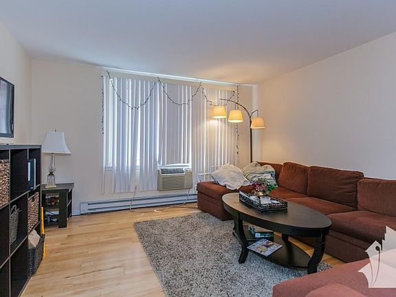 3rd image of 3825 N Pine Grove Ave APT 301J