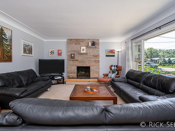 3rd image of 3226 Dorais Dr NE