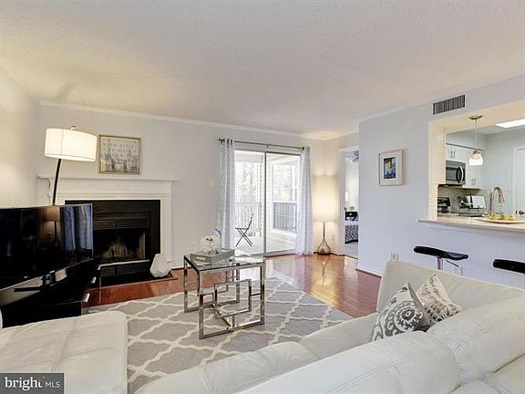 3rd image of 1503 Lincoln Way APT 204B