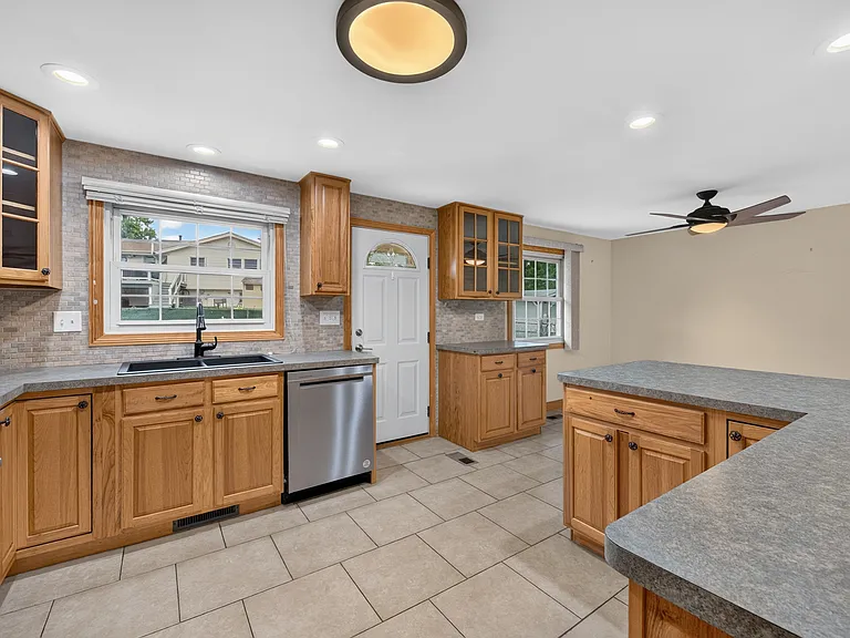 135 Jeffery Ln — Photo 15