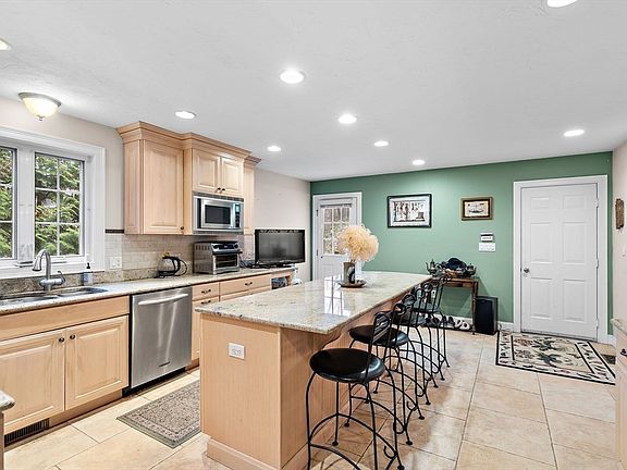 4th image of 107 Billerica Rd