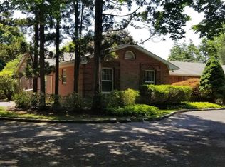 17 Morgan Dr, Old Westbury, NY 11568