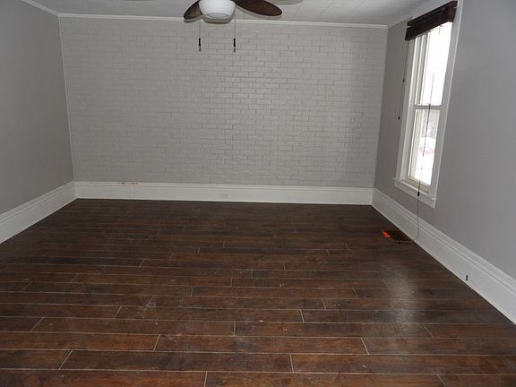 3rd image of 806 E 4th St