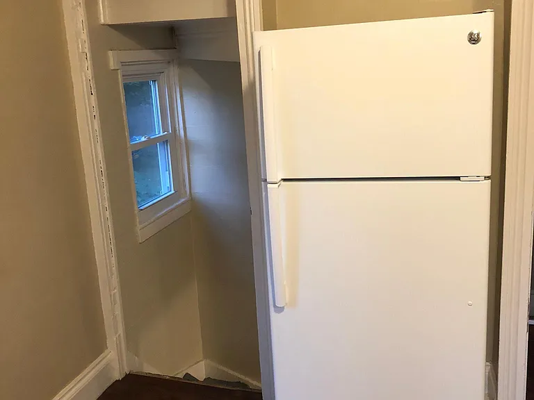 202 Cottage St #UPSTAIRS — Photo 3