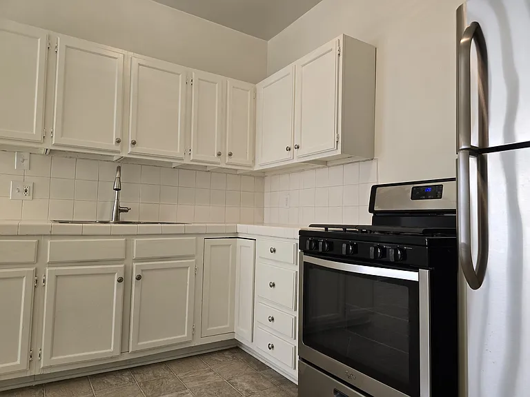 650 S Cloverdale Ave #4 — Photo 7