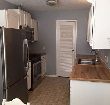 Stainless appliances with nice sized fridge