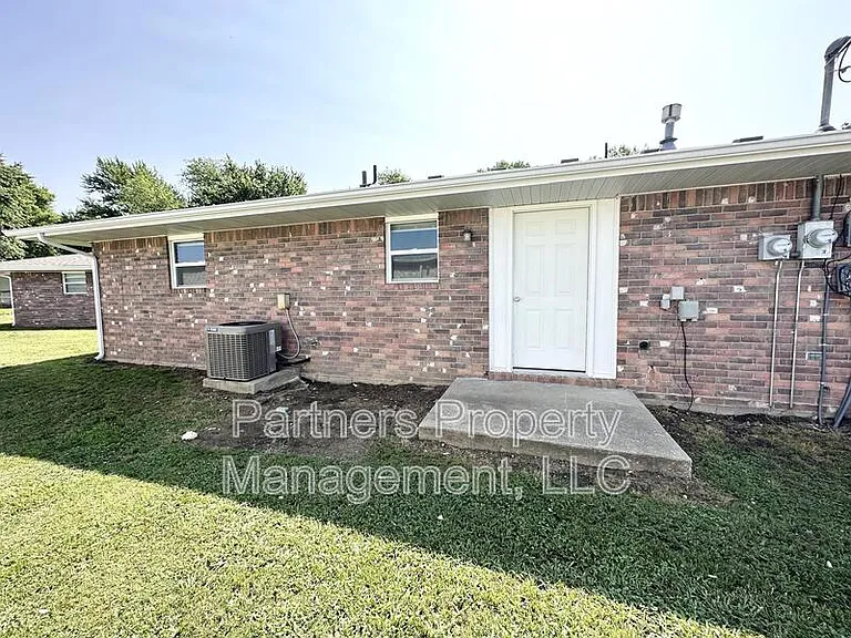 107 Pine Ave #8 — Photo 12