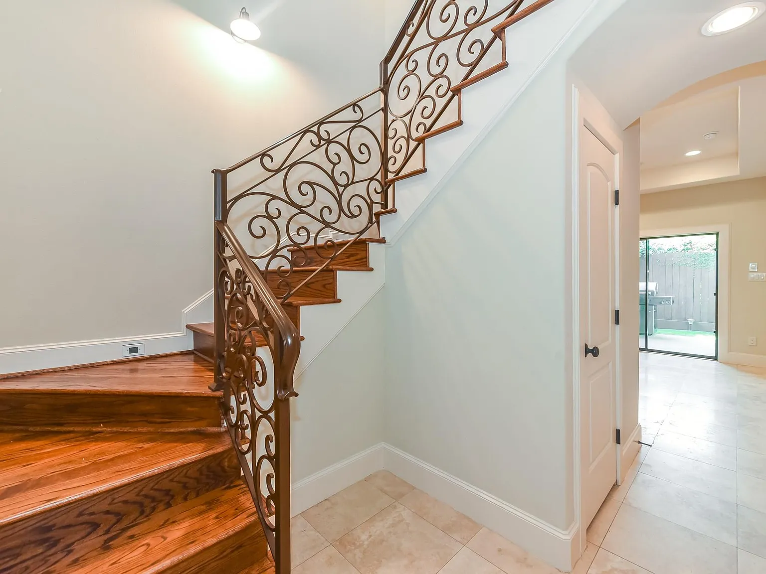 3 bed, 3.0 bath, 2499 sqft, $4,250 — Photo 2