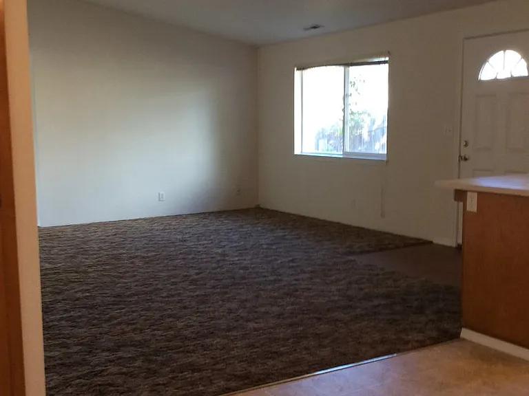 1099 SW G St — Photo 4