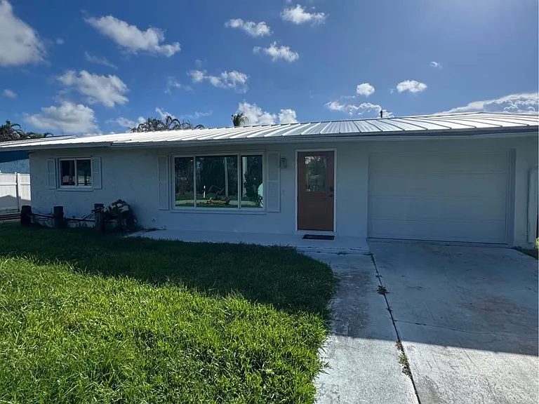 5778 SE Pine Ave — Photo 1