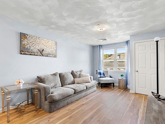 4th image of 107 Foster St #107