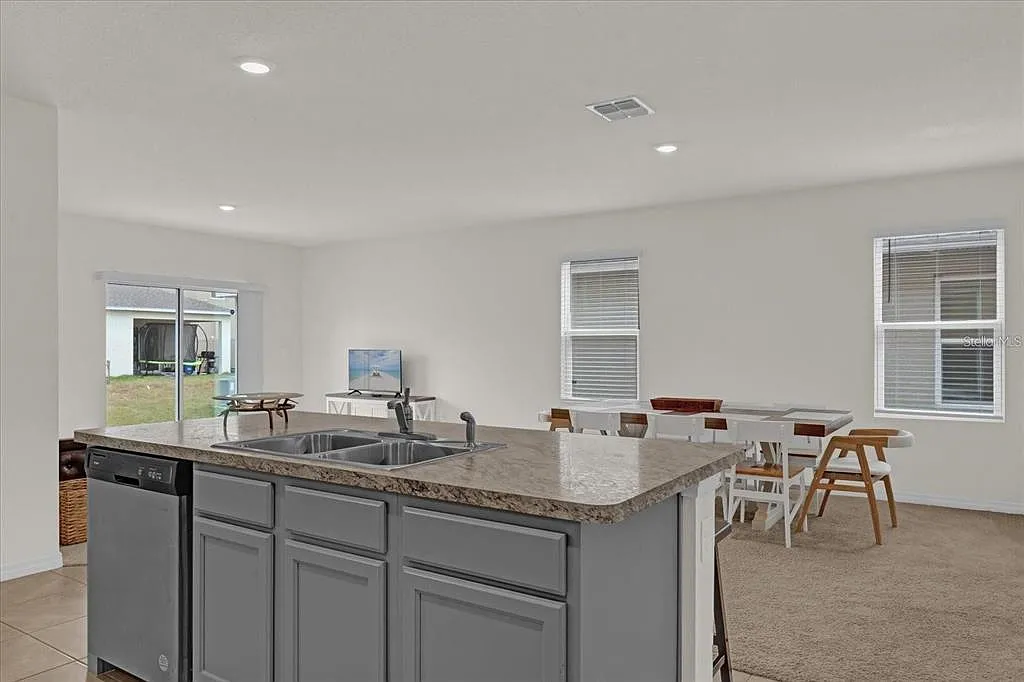5 bed, 3.0 bath, 2522 sqft, $2,400 — Photo 4