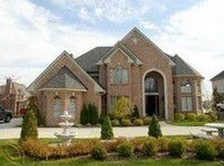18282 Parkshore Dr, Northville, MI 48168