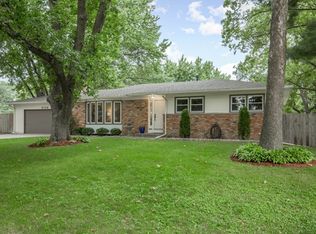 5134 Surrey Dr, Bettendorf, IA 52722