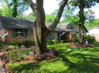 321 Linden Ln, Lake Jackson, TX 77566