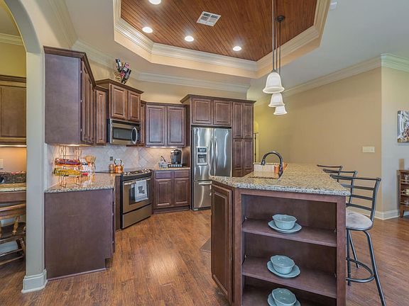 3rd image of 210 Crenshaw Dr