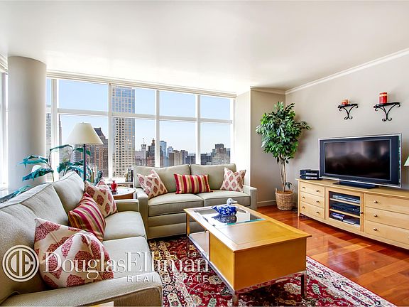 3rd image of 160 W 66th St APT 33G