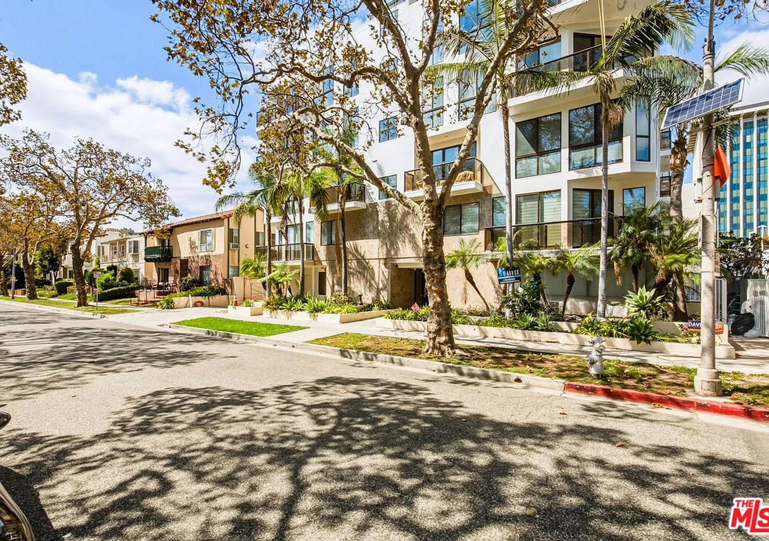 Updated 2 bed 2 bath condo with In unit laundry, central ac/heat, and pool in Beverly Hills — Photo 3