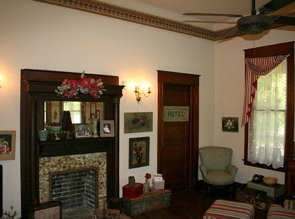 3rd image of 602 E Groesbeck Ave