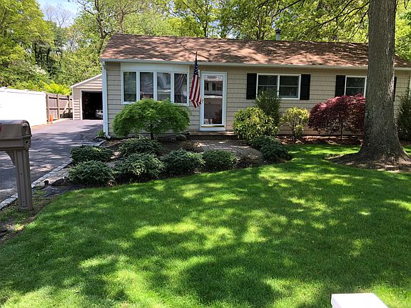 5th image of 677 Sandra Ave