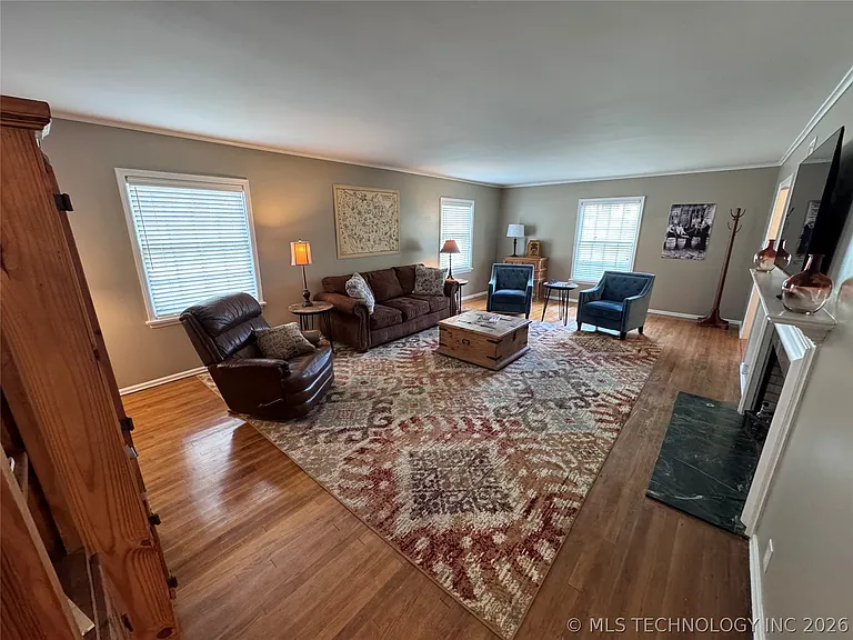 1525 Hillcrest Dr — Photo 5