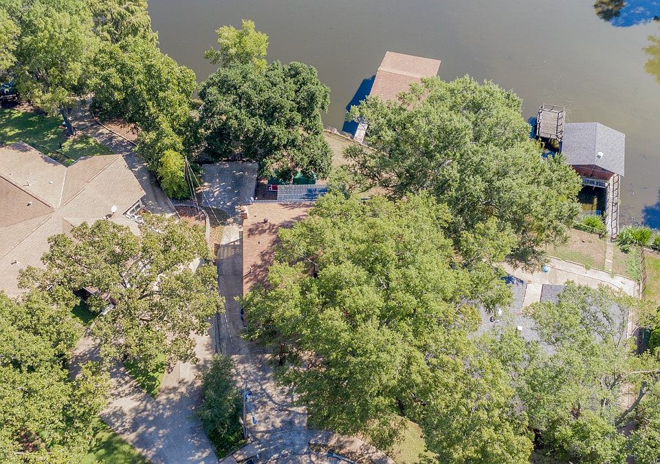 1st image of 2407 Lakecrest Dr