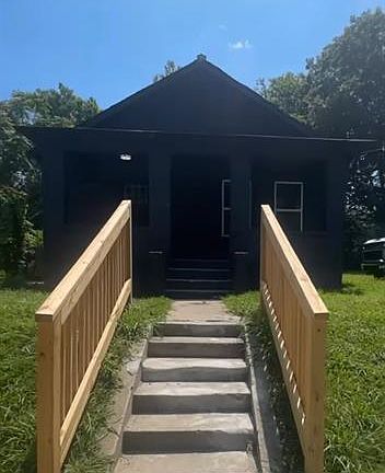 3rd image of 802 Ayers St