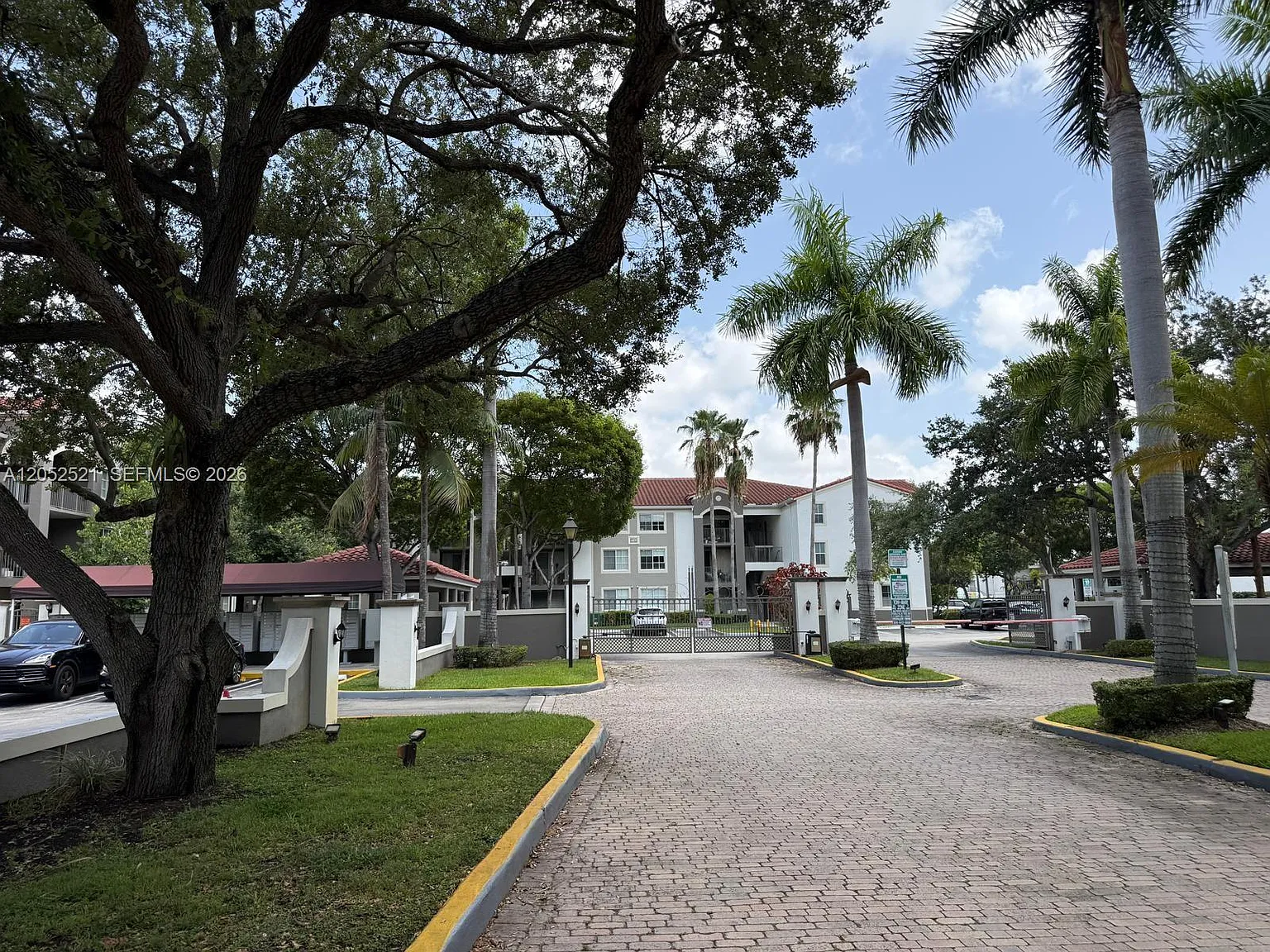 Gables Court Condo — Photo 2