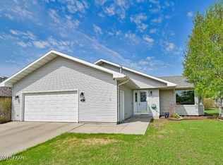 440 Crestwood Ct SE, East Grand Forks, MN 56721