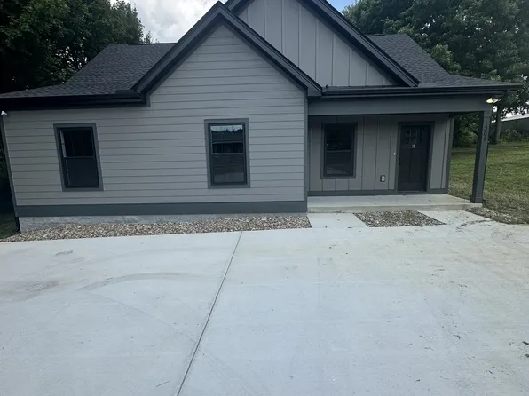 1301 N Church St #B, Portland, TN 37148