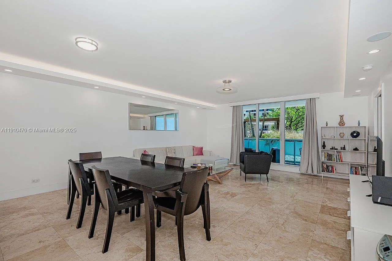 Roney Palace Condo — Photo 2