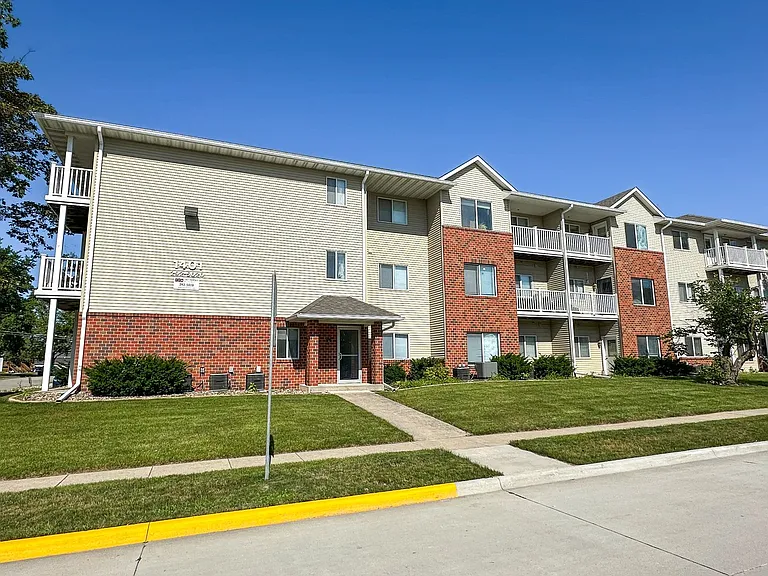 1401 N Dakota Ave — Photo 2