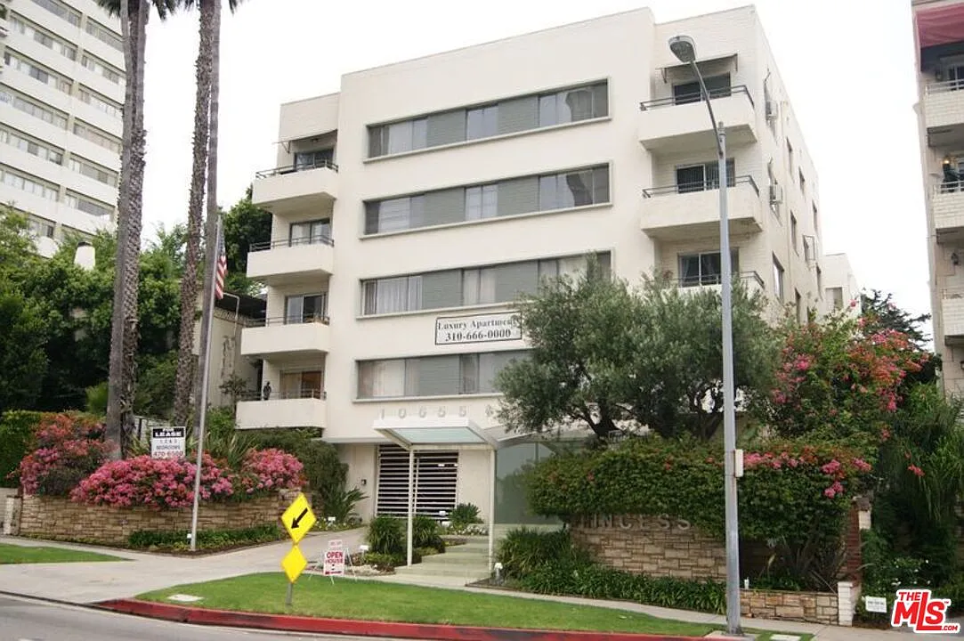 2 bed, 2.0 bath, 1400 sqft, $4,000 — Photo 3