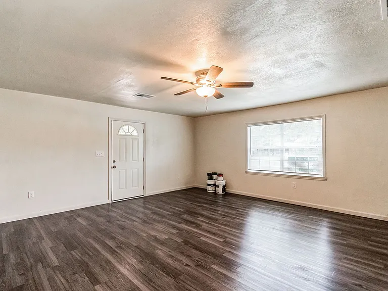 101 W Schreiner St — Photo 8