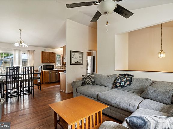 4th image of 40 Plumosa Dr