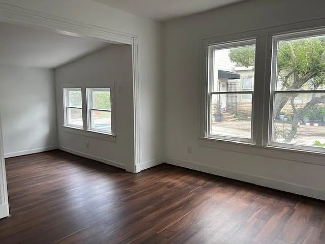 5 bed, 1.5 bath, 3042 sqft, $5,400 — Photo 2